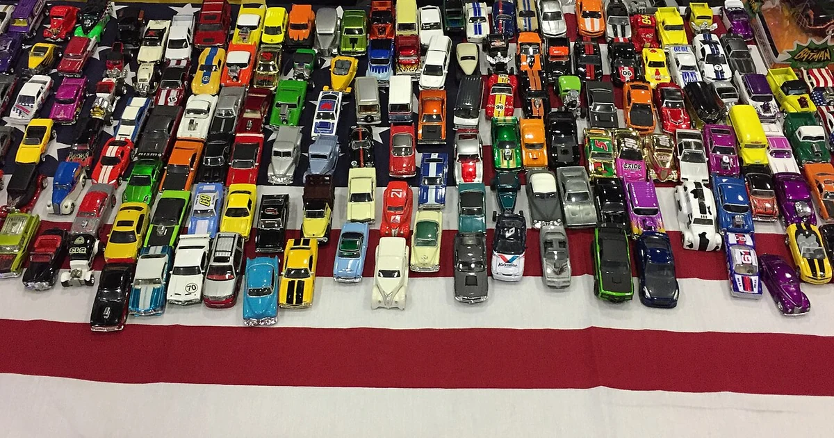 Table full of different car models from the Diecast Convention, Mexico 2017