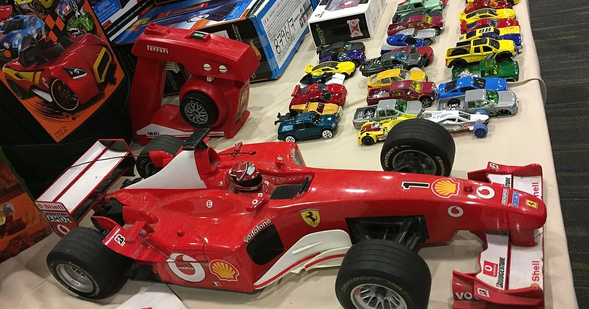 Side view of a Ferrari's Formula 1 car with various cars on the background from the Diecast Convention, Mexico 2017
