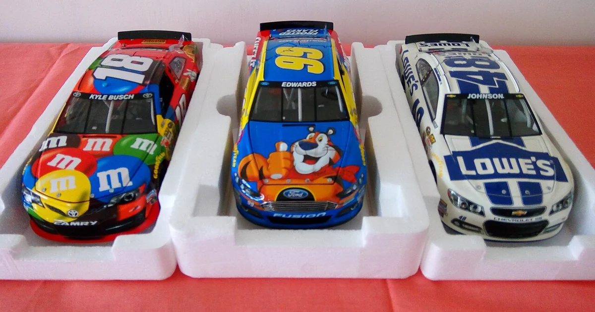 Diecast NASCAR Seri Piala produksi Lionel Racing: Kyle Busch - Toyota Camry vs. Carl Edwards - Ford Fusion vs. Jimmie Johnson - Chevrolet SS